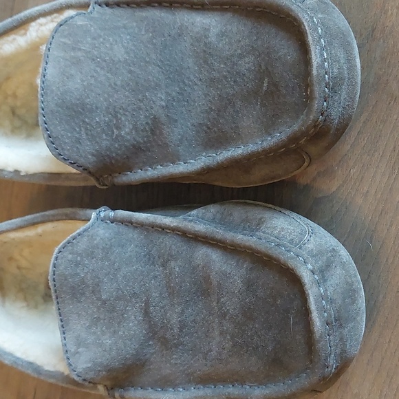 UGG Slippers - Picture 13 of 15